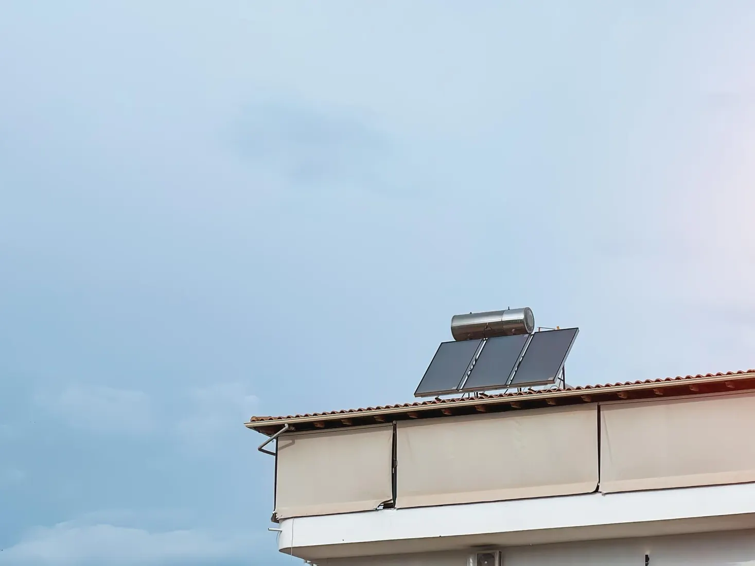 Chauffage solaire de l’eau chaude installé sur toiture